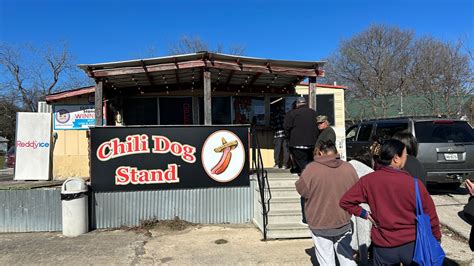 Hundreds grab final hotdog from iconic San Marcos chili dog stand