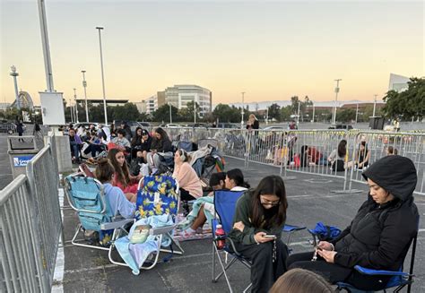Hundreds line up for Taylor Swift merch at Levi's Stadium