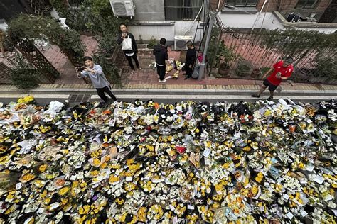 Hundreds of mourners lay flowers at late Premier’s Li Keqiang’s childhood residence in eastern China