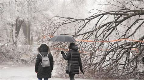 Hundreds of thousands remain without power after dedly ice storm in Quebec
