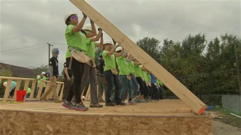 Hundreds of women gather to build homes on the Far South Side
