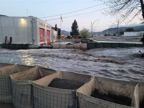 Hundreds ordered out of riverside mobile homes in flood-hit Cache Creek, B.C.