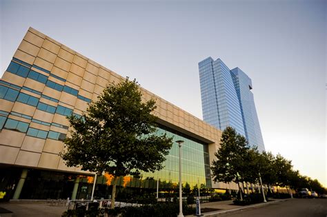 Huntington convention center. Located in downtown Cleveland, our LEED Gold Certified convention center has over 410,000 sq. ft of meeting space and is walkable to 5,000 hotel rooms. 