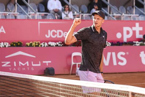 Hurkacz rallies to beat Djere in 1st round at Monte Carlo