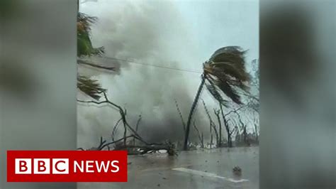 Hurricane Iota: Giant wave smashes into San Andrés shore