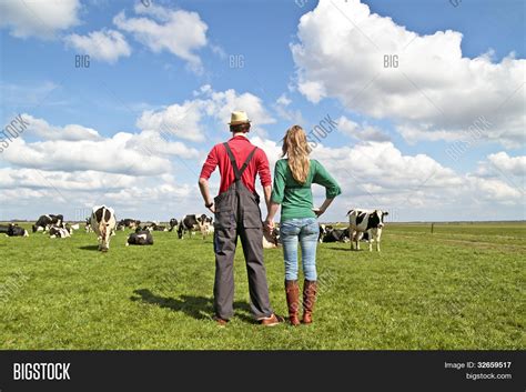 Husband and wife farmer picture. .  <a href=https://buh.sobi.com.ru/off...