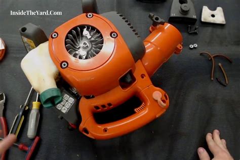 The fuel mixture for a Homelite 240 chainsaw should be at a ratio of 32:1. For every 32 parts of gasoline, one part should be two-stroke oil. The Homelite 240 is a lightweight chainsaw with a 39.3 cubic centimeter engine. The chainsaw can r.... 