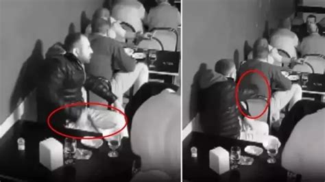 Husumetlisini eğlence mekanında bir kadınla sohbet ettiği sırada. 