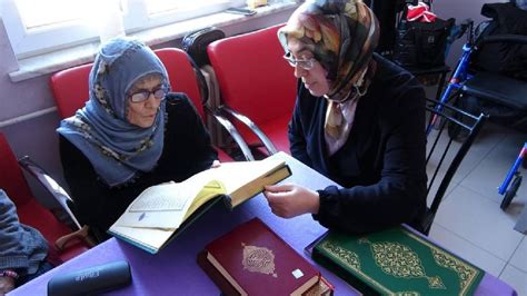 Huzurevindeki yaşlılar Kur’an-ı Kerim öğreniyor - Son Dakika Haberleri