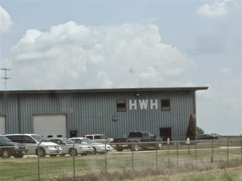 HWH CORPORATION (On I-80, Exit 267 South) 2096 Moscow Road | Moscow, Iowa 52760 Ph: 800/321-3494 (or) 563/724-3396 | Fax: 563/724-3408 www.hwh.com 100 SERIES LEVELING SYSTEM HWH LEVER-CONTROLLED Kick-Down Jacks Suspension Air Dump AP10036 W. 