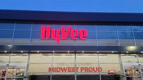 Hy vee maplewood. Feb 3, 2021 · Grocery chain Hy-Vee Inc., which took a break from its Twin Cities market expansion in 2020, will return to growth mode this year with the opening of stores in Spring Lake Park and Maplewood. 
