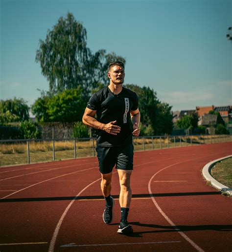 Hybrid training. A typical marathon training plan includes 4-6 running workouts per week, with a mix of easy runs, speed work, and long runs. It's important to gradually increase mileage and intensity over time to prevent injury and build cardiovascular endurance. Easy runs should make up the majority of your training runs. 