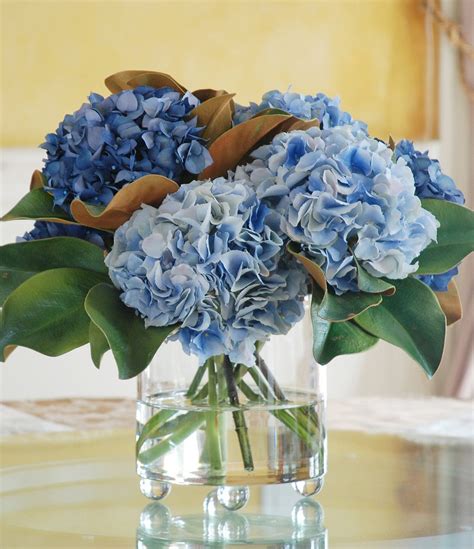 Hydrangea in vase. To keep your hydrangeas looking their best, change the water about every 3 days. You can also add a small amount of flower food to the water if desired. Use Clean Vase. Make sure you use a clean vase; bacteria in the water can cause the hydrangeas to deteriorate quickly. Long-Lasting Cuttings. 
