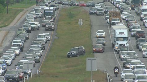 AUSTIN (KXAN) — A deadly crash at Interstate 35 southbound at East 