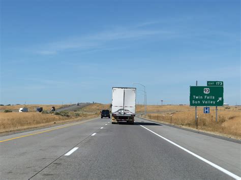  I-84 EB & WB MP 359.50 to MP 365.00 (Huntington) Effective April 1, 2024, this section of I-84 eastbound and westbound will be restricted to 18 feet 00 inches in width at all hours. Loads over 18 feet 00 inches in width and up to 26 feet 00 inches in width, can take Exit 362, and re-enter I-84 to avoid the restricted area. . 