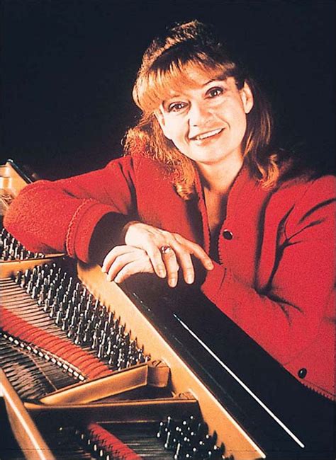 IDIL BIRET Pianist Facebook.