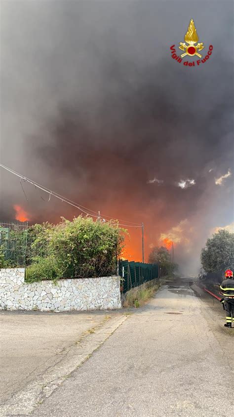 IL DISASTRO – Centinaia di panelli in fiamme, nube tossica sulla …