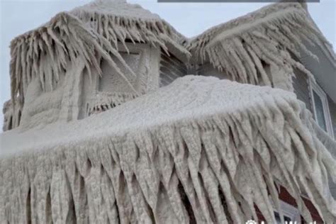 Ice castles emerge from Buffalo blizzard - UPI.com