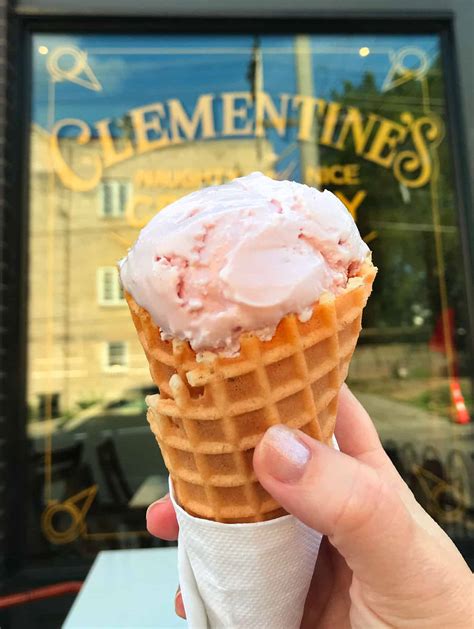 Ice cream st louis. We love our St. Louis sports teams. We take scoops of Gloria, Kickin' It, and Play Ball and top each (in order) with Marshmallow, Chocolate, and ... 