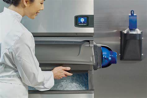 Ice machine cleaning. Avoid harsh cleaning products. For deep cleaning, mix a solution of 1 part white vinegar and 1 part water; use this to clean the ice maker, then rinse and dry. Once everything is clean and dry, reassemble your ice maker according to the manual. Plug your refrigerator back in and switch it on. 