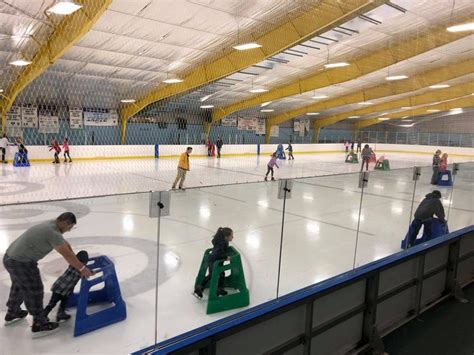 In 2014, the cost of building a permanent ice rink is between $2 million to $7 million. Portable ice rinks generally cost between $25,000 to $500,000. Permanent ice rinks are consi.... 