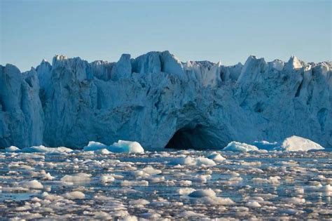 Ice shelf holding back Antarctica