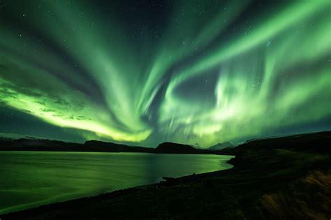 Iceland northern lights tour. From the 15 October to 14 March, every day at 08:00, 09:00, 10:00 or 11:00 for the Golden Circle and 20:00 or 21:00 for the Northern Lights. Total travelling time is around 10 hours, including a minimum 30 minute stop at Geysir Hot Springs, Gullfoss Waterfall and Þingvellir National Park and a 3 hour approx. Northern Lights tour. 
