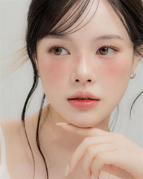 Igari makeup. Everyone does makeup differently. For some, applying makeup can be as simple as a light touch of eyeliner or applying some blush to the cheeks. For others, nothing but the full exp... 