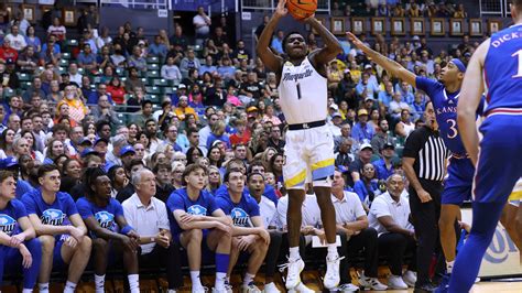 Ighodaro leads No. 4 Marquette to 73-59 rout of top-ranked Kansas in testy Maui semifinal