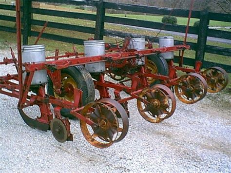 Ih 386 planter.  It was last used about two years ago.  Covers Late Style Combinatio...