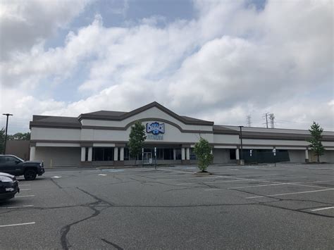 There is a total of 88,231 square feet of retail space in Woodbridge. This includes retail spaces ranging from 510 to 31,364 square feet. Most retail spaces in Woodbridge are sized 1,000 sqft to 2,500 sqft, with 10 retail listing (s) falling in this category. Woodbridge is also home to 4 listing (s) in the more than 5,000 sqft size range. . 