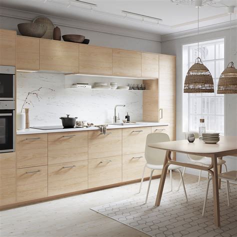 Get familiar with VEDHAMN oak kitchen fronts. Imagine a kitchen with oak fronts, beautiful, long-lasting and robust. Either oak veneer or with glass panels, these kitchen fronts offer high-quality craftsmanship coated in a protective lacquer. Get your kitchen the way you want it, and with a 25-year limited warranty too. . 