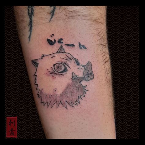 Il tatuaggio rappresenta il personaggio anime inosuke di demon slayer