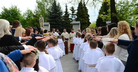 Ile pieniędzy dać do koperty na komunię? Sprawdzono stawki dla ...