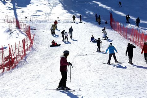 Ilgaz DaÄŸÄ±ndaki Yurduntepe Kayak Merkezinde hafta sonu yoÄŸunluÄŸu sÃ¼rÃ¼yor