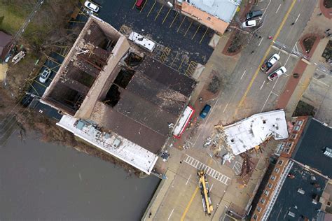Illinois theater roof collapses in storm; injuries reported