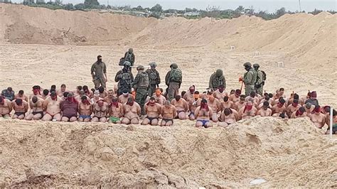 Imágenes tomadas en Gaza muestran a soldados israelíes junto a decenas de hombres detenidos en ropa interior