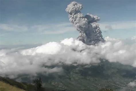 Impresionante: el momento en que un volcán entra en erupción en Indonesia