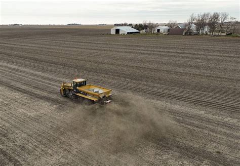 In 1st trial of its kind in the U.S., Irish startup spreads concrete dust on Illinois farm field to remove CO2 from the air