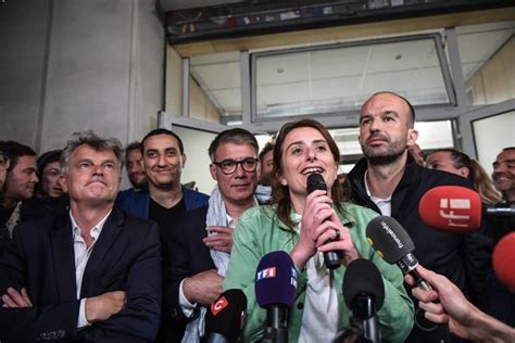 In France left-wing leaders raise pay, conservative officials decrease the wages.