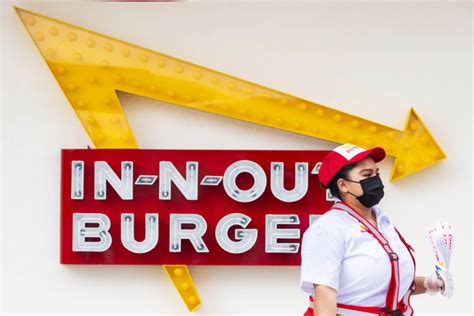 In-N-Out Burger employees barred from wearing masks