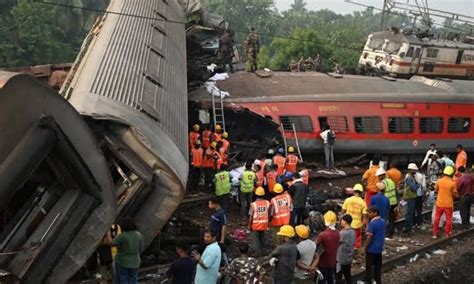 India: error de señalización sería la causa del descarrilamiento de trenes que dejó cientos de muertos