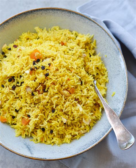 Indian rice recipes. Cook for 2 minutes. Add the rice and the water in which it was soaked, lemon juice and salt. Mix everything with a spoon and cancel saute. Close the lid, turn the steam release handle to sealing and press the pressure cooking button (high pressure). Set the timer to 4 minutes. 