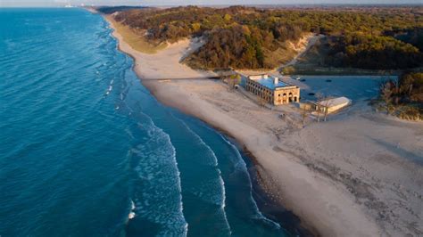 Indiana dunes airbnb. Oct 7, 2023 - Entire bungalow for $235. Welcome to Swann's Lake House in Miller Beach, located 1 hr from Chicago and just 3.5 blocks from the beaches of Lake Michigan & 5 minutes from IN... 