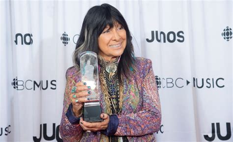 Indigenous group wants Buffy Sainte-Marie to lose 2018 Juno over ancestry doubts