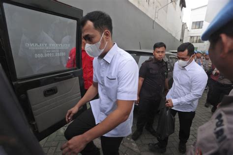 Indonesia acquits 2 police, jails 1 for deadly soccer crush