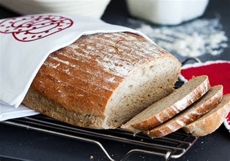 Ingredienser(18); Tårtbotten: 2 ägg; 1 dl strösocker; 1/2 dl vetemjöl; 1/2 dl potatismjöl; 1/2 tsk bakpulver; 1 msk ; Marängbotten: 3 äggvitor; 1 krm ; Fyllning.