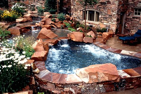 Inground spa. By far, when it comes to rectangle inground pools, pool buyers frequently opt for a square spa that echoes the pool’s straight lines. However, sometimes using a round shape provides a nice juxtaposition. As far as the spa’s height goes, you also have choices. The simplest—and most economical approach—is to build the spa level with the pool. 
