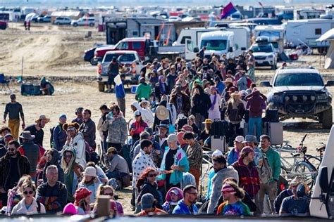 Inicia éxodo masivo de los asistentes al Burning Man tras un fin de semana dramático que dejó a miles de personas atrapadas en el desierto de Nevada