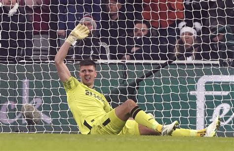Injured Newcastle goalkeeper Pope set to miss around 4 months. Howe plays down De Gea links